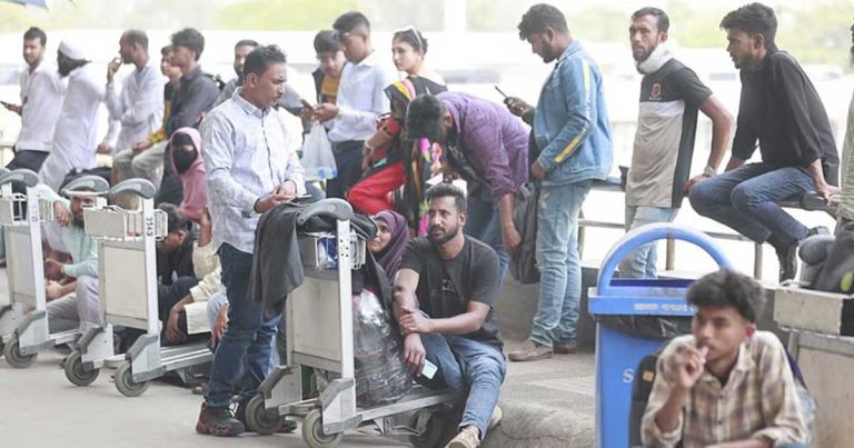 সৌদিগামী ১০০ ফ্লাইট বাতিল, ভোগান্তিতে ১৫ হাজার যাত্রী
