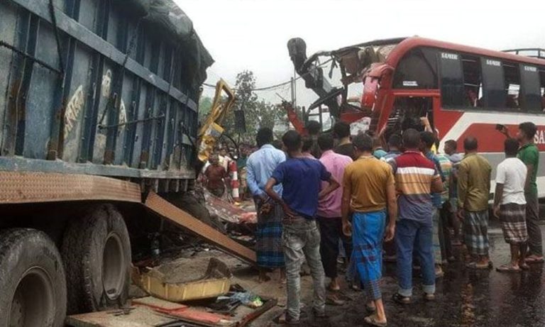 নাটোরে বাস-ট্রাকের সংঘর্ষে নিহত ১০