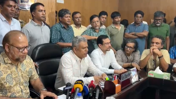 সাংবাদিকদের ওপর হামলার ঘটনায় রাবি প্রাধ্যক্ষকে অব্যাহতি