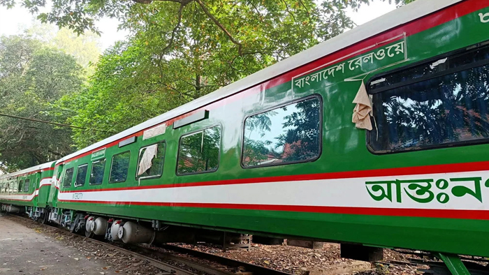 প্রথম চালানে ভারত থেকে এলো ১৮টি রেলকোচ