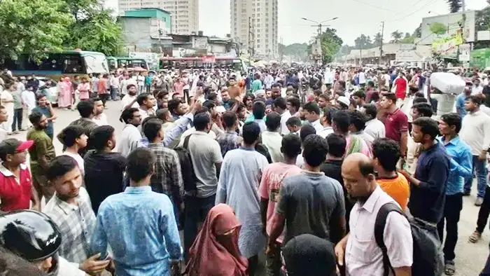 যুব উন্নয়নের নিয়োগ পরীক্ষা স্থগিত, নীলক্ষেত অবরোধ