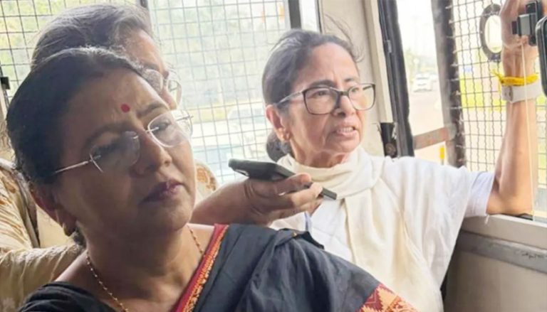 দিল্লিতে মমতা বন্দ্যোপাধ্যায় আটক